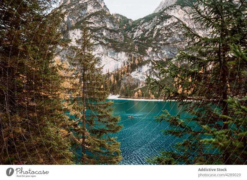 Herbstliche Ansichten des Pragser Wildsees in den Dolomiten See Prahlerei Wasser reisen Wald Landschaft Natur schön malerisch Tourismus dolomiti alpin fallen