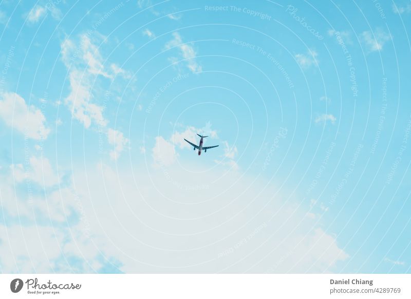 Blauer Himmel mit Flugzeug Wolken Farbe Transport Sonnenlicht Sommer Ebene im Freien Fliege reisen Flugzeughimmel Luftverkehr blau Fluggerät Air Flugplan Flügel