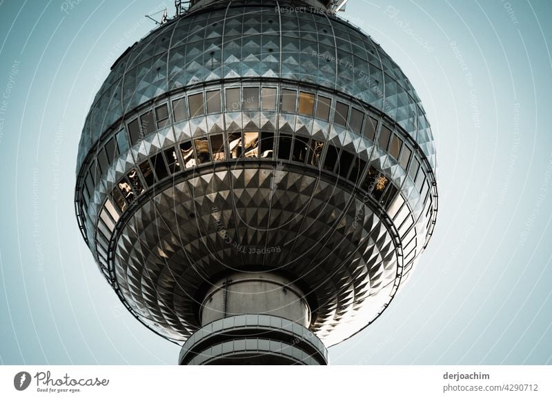 Der einzigartige Tele Spargel in Berlin. Das obere  mittlere  Stück des Fernsehturm in seiner ganzen Pracht im blauer Himmel. Turm Architektur