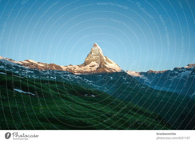 Tageserwachen beim Matterhorn in der Schweiz Berge u. Gebirge Gipfel Alpen Wahrzeichen wandern Farbfoto Tourismus Schneebedeckte Gipfel Außenaufnahme
