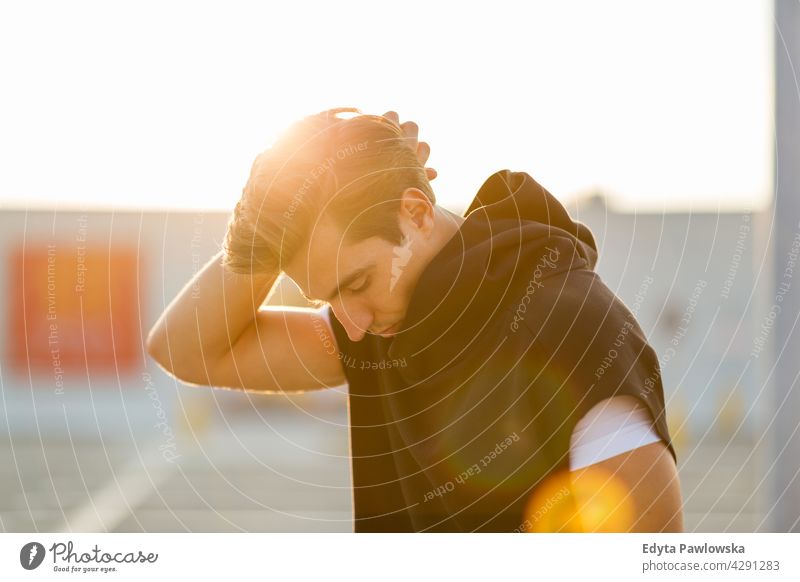 Junger Mann bei Sonnenuntergang in städtischem Gebiet Jogger Läufer Joggen rennen Menschen jung männlich Energie Übung Bekleidung trainiert. Fitness Erholung