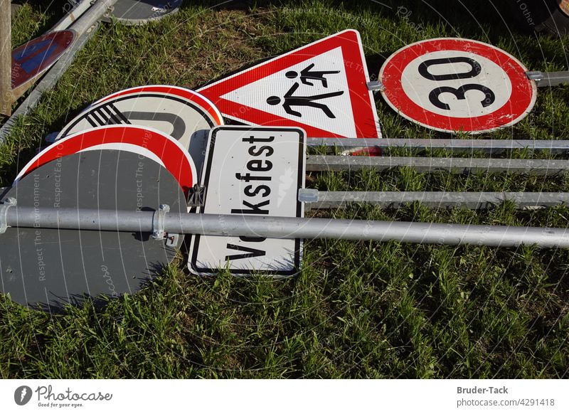 Auf dem Boden liegende Verkehrsschilder Verlehrszeichen Volksfest zone 30 Schilder & Markierungen Hinweisschild Schriftzeichen Zeichen Warnschild Wege & Pfade