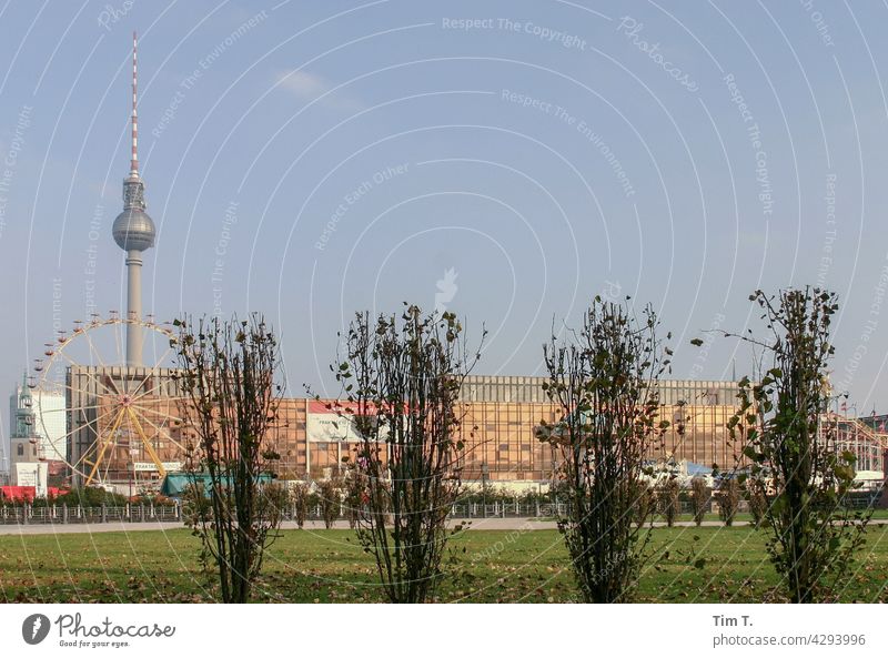 der "Palast der Republik " mit Fernsehturm Berlin Berliner Fernsehturm Architektur Alexanderplatz Turm Wahrzeichen Hauptstadt Sehenswürdigkeit Stadtzentrum