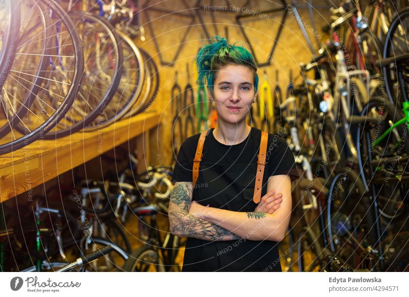 Verkäuferin im Fahrradladen Vertriebsmitarbeiter Fahrradmechaniker Radfahren Business Einzelhandel Zyklus hilfreich im Innenbereich Frau Manager Mechaniker