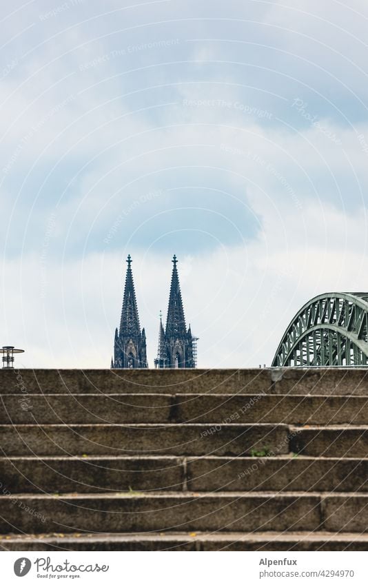 Stadtteile Köln Dom Kölner Dom Rhein Brücke Sehenswürdigkeit Wahrzeichen Skyline Außenaufnahme Farbfoto Menschenleer Deutschland minimalistisch Kirche Bauwerk