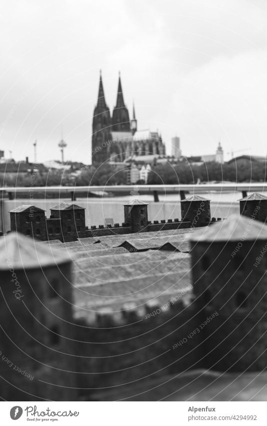 Belagerung Köln Dom Kölner Dom Außenaufnahme Wahrzeichen Sehenswürdigkeit Stadt Kirche Bauwerk Religion & Glaube Menschenleer Skyline Kathedrale Gebäude