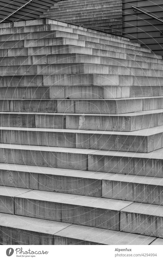 die 33 Stufen der Weisheit Treppe stufen Menschenleer Außenaufnahme Treppenstufen aufwärts abwärts Strukturen & Formen Aufstieg Aufstiegschancen Karriere