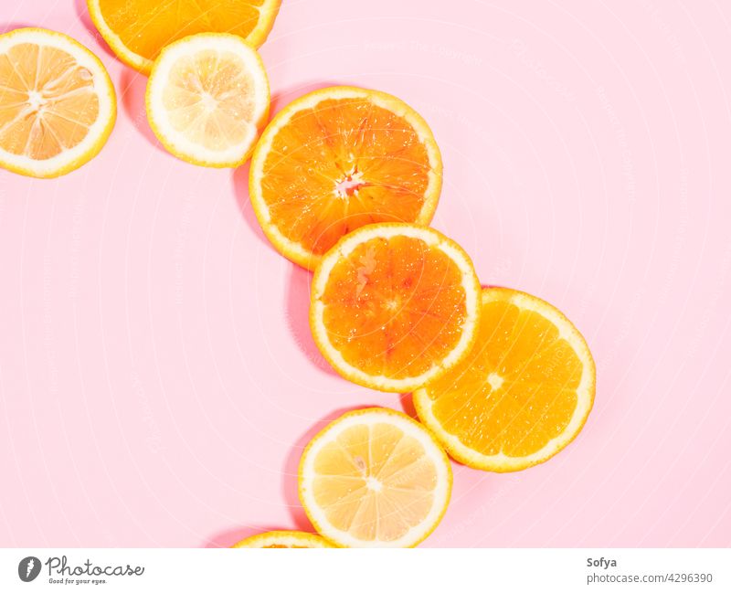 Bunte Orange Zitrusscheibe Obst Textur Hintergrund auf Pastell rosa orange Zitrusfrüchte Scheibe frisch gelb weiß Frucht Pastellfarbe Lebensmittel Muster