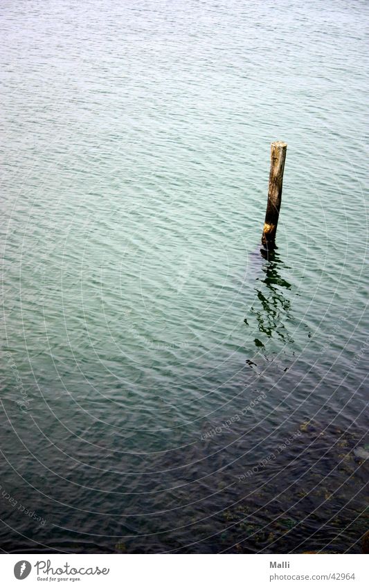 einsam auf see Meer grün Wellen Reflexion & Spiegelung blau Pfosten Wasser Reflektion Balken Hafen