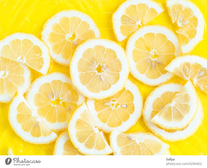 Zitrone Zitrusscheiben im Wasser mit Ripples, fett gelbe Textur Sommer Hintergrund Zitrusfrüchte Scheibe frisch Frucht Lebensmittel Vitamin Farbe Muster