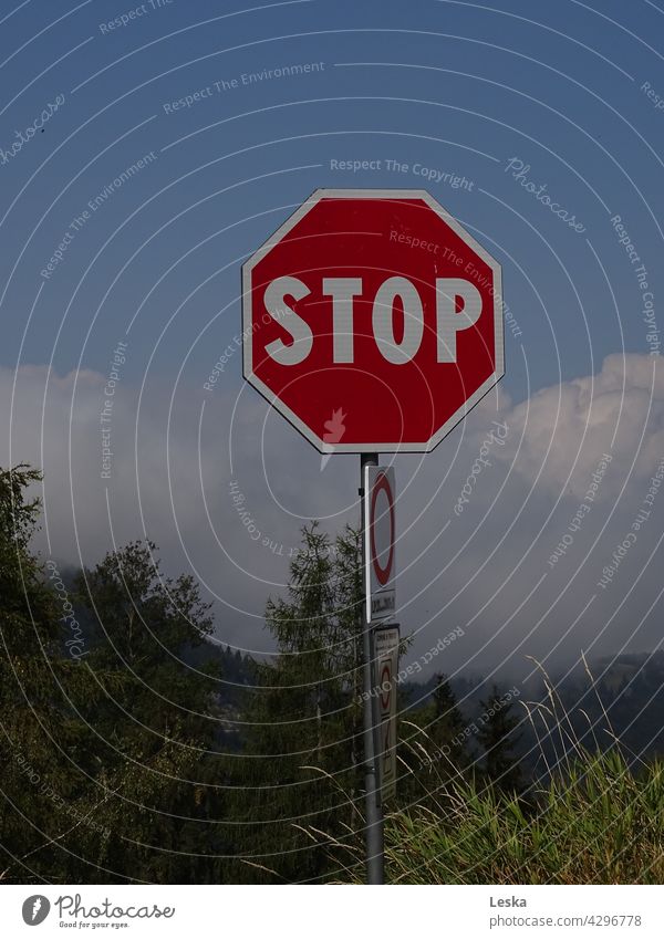 Stop-Schild in der Natur - ein lizenzfreies Stock Foto von Photocase