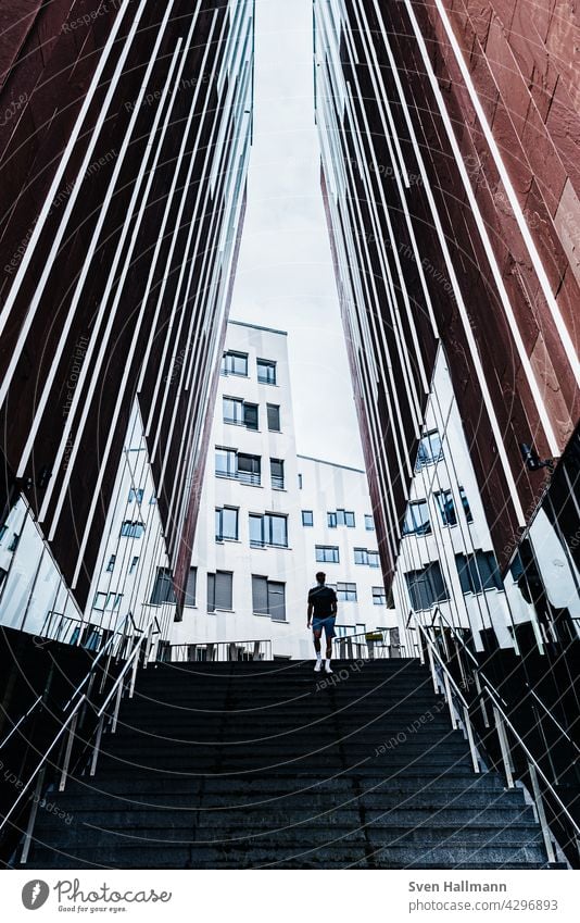 Mann läuft eine Treppe zwischen zwei imposanten Gebäuden hinab Architektur Moderne Architektur Fassade ästhetisch Symmetrie Design modern abstrakt Ordnung Linie