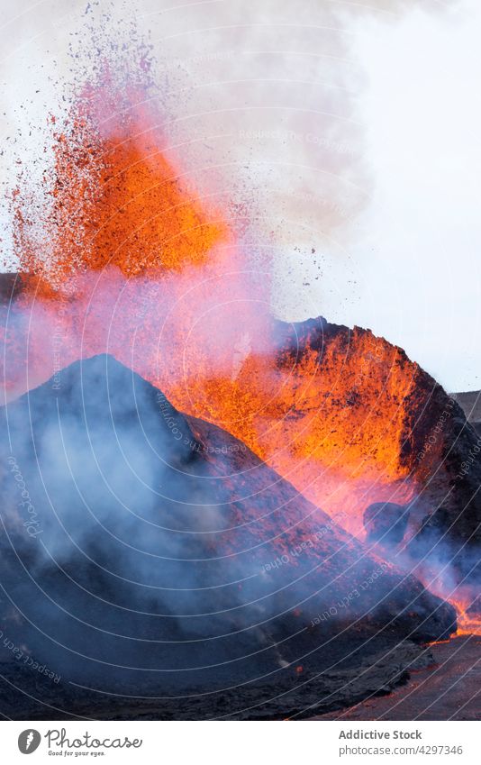 Vulkan, der mit heißer Lava ausbricht geplatzt Berge u. Gebirge Natur Geologie Rauch Katastrophe Energie Island vulkanisch Gipfel Brandwunde geschmolzen Felsen