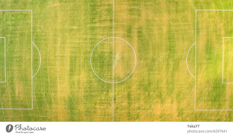 ein kleines Fußballfeld von oben Panorama Sport Fußballfeld von oben nach unten grün Gras Sonne Linien Fußballplatz im Sommer
