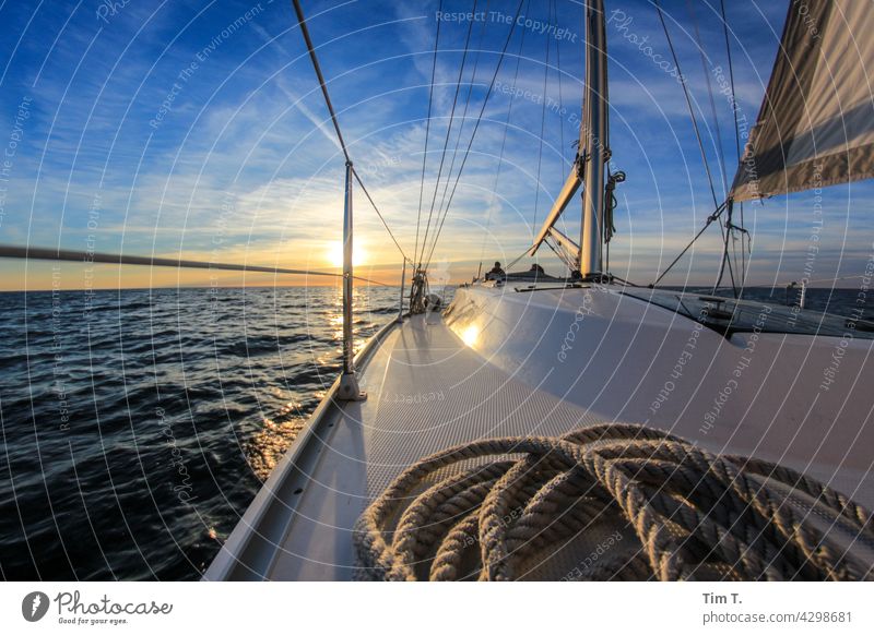Blick über ein Schiffsdeck in den Sonnenuntergang Segelschiff Wasser Meer Segeln Segelboot Ferien & Urlaub & Reisen Schifffahrt Außenaufnahme Farbfoto