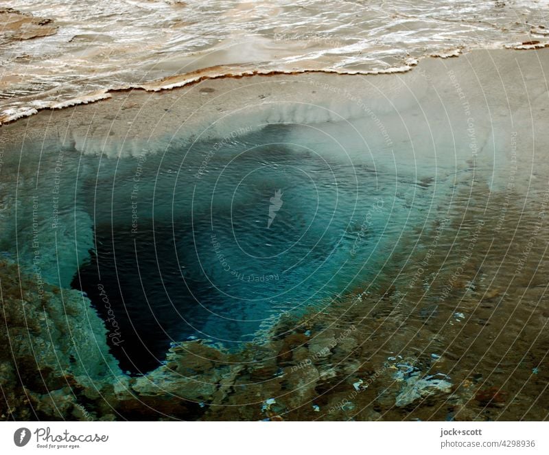 vulkanischer Krater gefüllt mit Wasser Natur Vulkanismus geologisch isländisch Geologie Island grün türkis natürlich Hintergrund Loch tiefe Naturphänomene