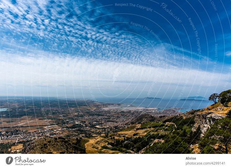 2021 06 01 Erice-Panorama mit Himmel Landschaft Sizilien Wolkenlandschaft Natur Italien reisen blau Ansicht MEER Europa Ufer Reserve trapani Italienisch