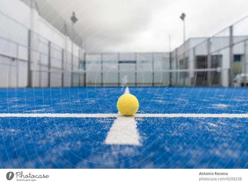 Weitwinkelaufnahme von blauem Paddle-Tennisplatz ohne Menschen Paddeltennis Padel Gericht Sport Ball Remmidemmi Netz im Freien Erholung Rasen Gras Gerät Spiel