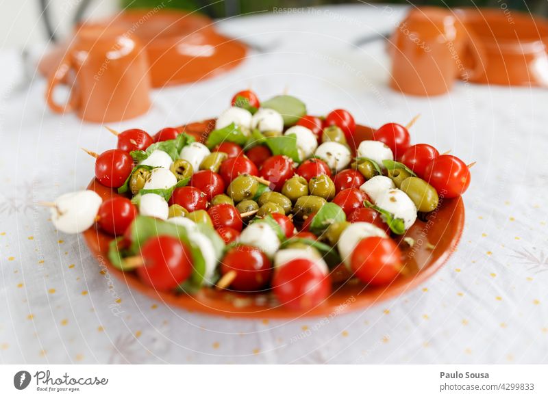 Spießiger Salat mit Tomate verzogen Salatbeilage Mozzarella oliv Olivenöl Kräuter & Gewürze frisch Erdöl Gemüse rot grün Mahlzeit Schalen & Schüsseln Gesundheit