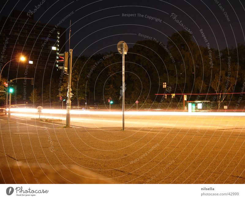 Ein Abend in Hamburg Nacht Langzeitbelichtung Geschwindigkeit Verkehr Ampel Straße Scheinwerfer