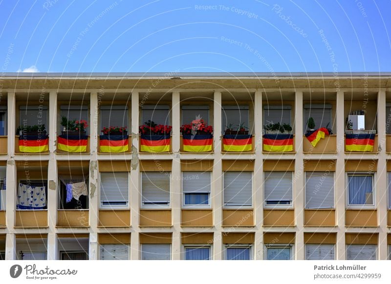 Aus der Reihe flaggen deutschland schwarz rot gold euro 2020 turnier fahnen fußball patriotisch national nationalstolz europa ludwigshafen bauwerk architektur