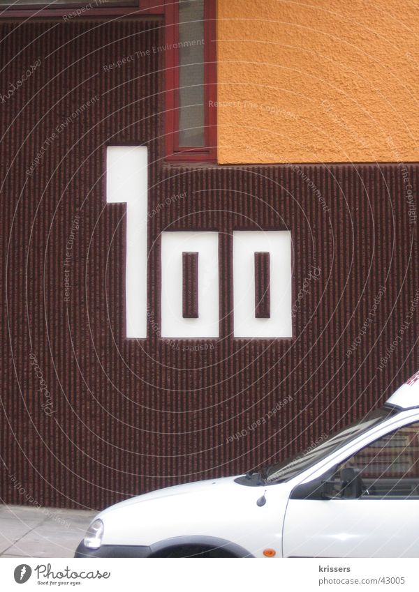 Einhundert 100 Hausnummer Wand braun retro Stuttgart Architektur Ziffern & Zahlen PKW orange hundret car white brown Mauer