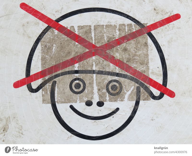 Keine Helmpflicht Fahrradhelm Gesicht Lächeln Außenaufnahme Kind Fröhlichkeit Porträt lachen niedlich Schutzhelm erlaubt verboten Vorsicht Regel gefährlich