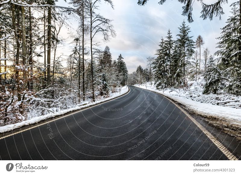 Winter-Straßen Eis Frost Saison Holz Himmel Schnee Wald kalt Natur im Freien Landschaft weiß Tag gefroren verschneite Weg Szene Wetter Baum Bäume Asphalt