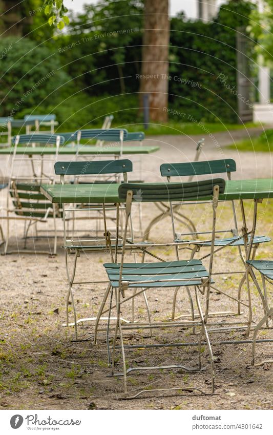 Klapptisch und Stuhl im Garten Tisch Gartenstuhl Gartentisch Park gemütlich leer verlassen Kies Gartenmöbel Sitzgelegenheit Außenaufnahme Möbel Farbfoto