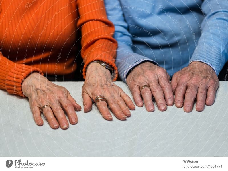 Zwei Paar alte Hände, die zusammengehören, wie die Eheringe beweisen Ehepaar verheiratet Mann und Frau Eheleute älter Senioren paarweise nebeneinander