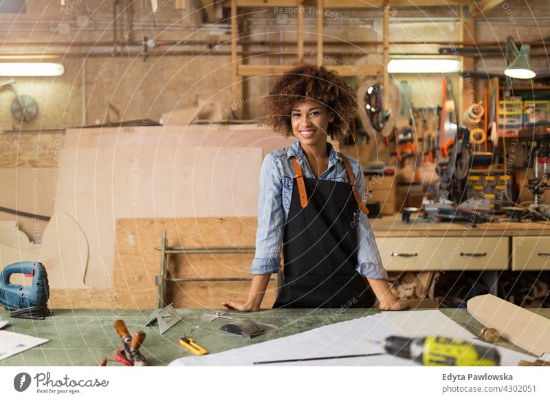 Junge Handwerkerin in ihrer Werkstatt Frau Besitzer Beruf Dienst Kleinunternehmen Mitarbeiter arbeiten Techniker Arbeitsplatz Arbeiter Flugzeugwartung