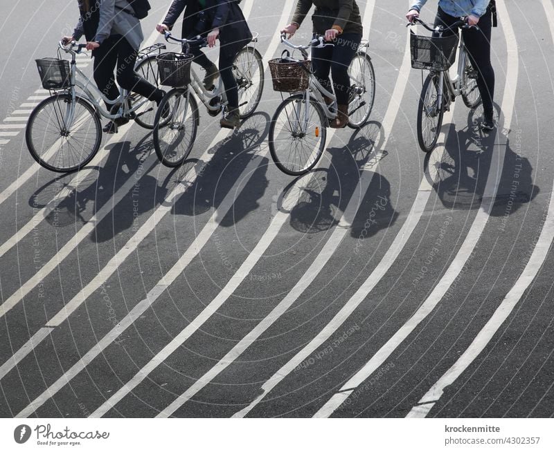 Vier Fahrradfahrerinnen überqueren die Superkilen Anlage in Kopenhagen struktur Strukturen & Formen Asphaltierung Verlauf liniert Wahrzeichen auf Linie