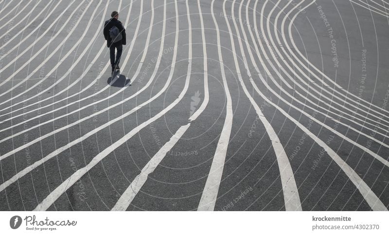stromlinienförmige Markierung – Mann überquert Superkilen Park in Kopenhagen Linien struktur Strukturen & Formen Asphaltierung Verlauf Wahrzeichen liniert