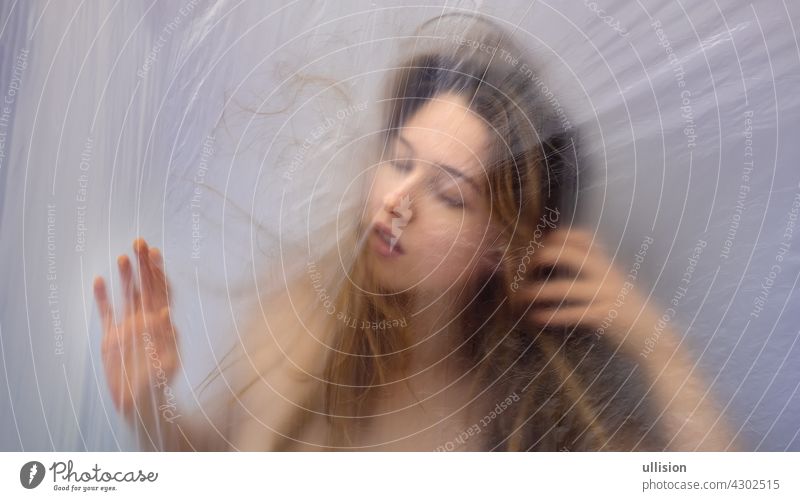 einzigartige exotische extravagante Porträt der schönen sexy sinnliche verführerische Frau hinter Kunststoff-Folie wie in einem Traum als Hintergrund, Kopie Raum