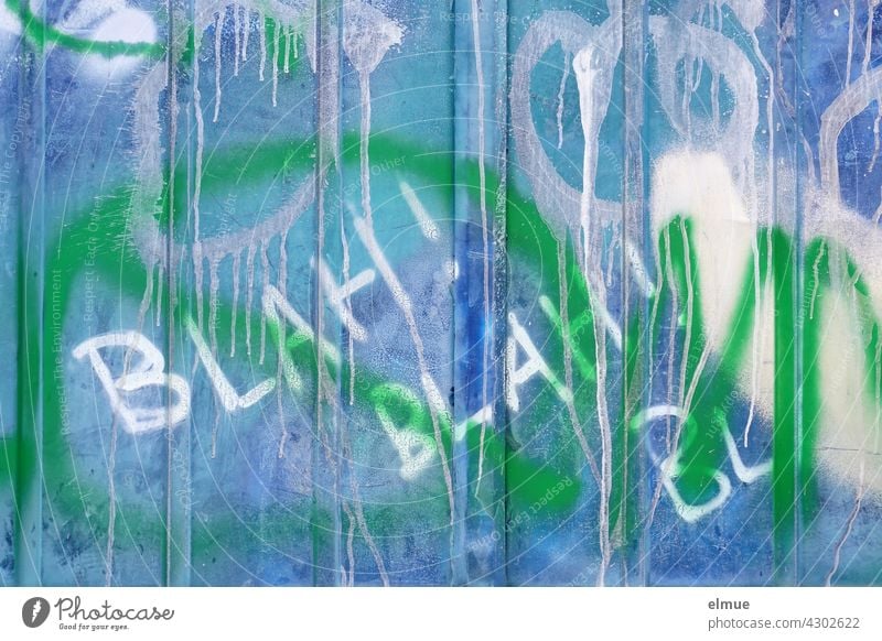 BLAH ! BLAH ! BL  ist in weiß an eine Graffitiwand gesprüht / Graffito / Jugendkultur /Gerede Blah blah blau Wand sprayen sprühen Verschmutzung Kunst