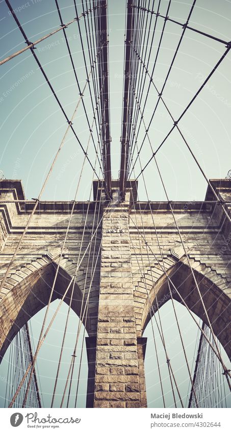 Nahaufnahme der Brooklyn Bridge, Farbtonung angewendet, New York City, USA New York State Großstadt abschließen Big Apple retro altehrwürdig Brücke gefiltert