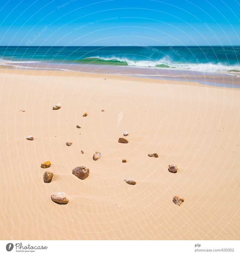 auf sand gebaut Umwelt Natur Urelemente Sand Wasser Wolkenloser Himmel Horizont Sommer Schönes Wetter Wind Wärme Wellen Küste Strand Meer blau gelb Fernweh