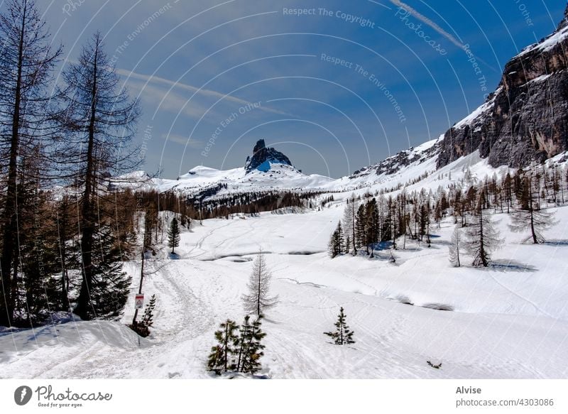 2021 05 08 Cortina Schnee und Dolomiten Natur Berge u. Gebirge Winter Italien kalt Landschaft Felsen verschneite Gipfel weiß Europa Alpen Himmel reisen alpin