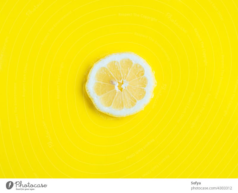 Intensive gelbe Zitrone Zitrusscheibe im Wasser, Textur Sommer Hintergrund Zitrusfrüchte Scheibe frisch Frucht Lebensmittel Vitamin Farbe Muster geschnitten