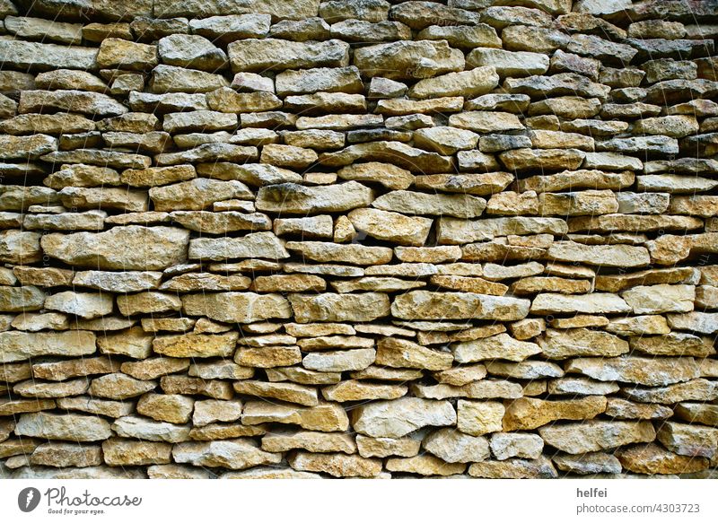 Mauer mit Natursteinen kunstvoll verlegt als schöner Hintergrund Wand Fassade Hauswand Außenaufnahme umweltfreundlich Struktur Textur alt Handwerk wallpaper