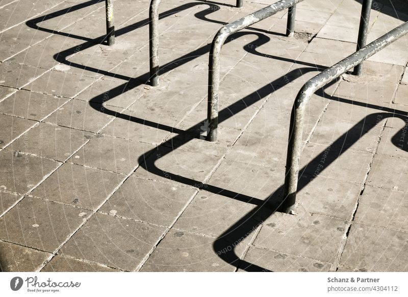 Fahrradständer mit hartem Schatten Verkehrswende Fahrradschloss abschließen sichern Metall urban Stadt Stadtleben Straße Fahrradfahren harter Schatten