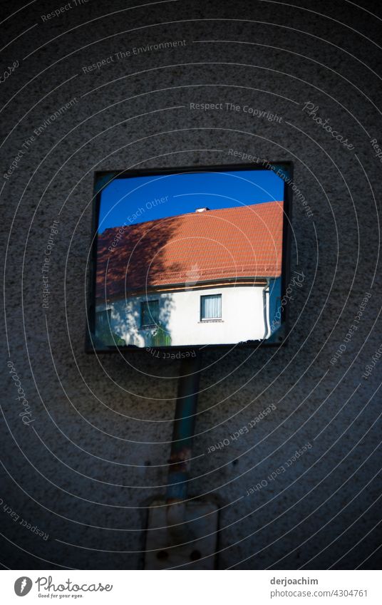 Alles im Spiegel Blick. Blauer Himmel, ein Teil von einem Haus mit Fenster. Spiegelbild betrachten Reflexion & Spiegelung Außenaufnahme Tag Farbfoto