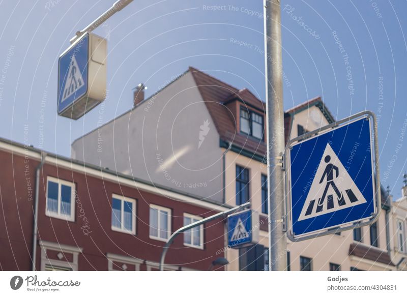 Straßenbeschilderung Zebrastreifen / Fußgängerübergang mit Wohnhäusern im Hintergrund Verkehrswege Stadt Wege & Pfade Asphalt Menschenleer Streifen