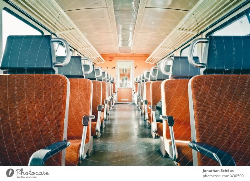 Mittelgang in einem leeren Abteil im Zug in der Bahn Verkehr Verkehrsmittel Bahnfahren Schienenverkehr Personenzug Zugabteil modern Zentralperspektive
