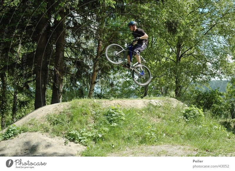 Jumpin in the bikepark springen Mountainbike Hügel Fahrrad Extremsport Bikepark