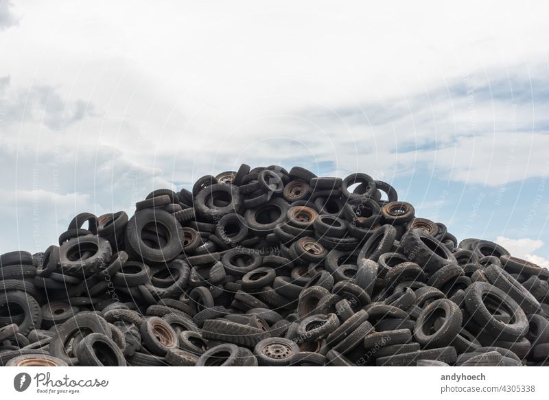 Alte abgenutzte Autoreifen aufgestapelt gegen einen blauen Himmel Verlassen Automobil schwarz PKW Pflege-Reifen Schaden dreckig Entsorgung Müllhalde Öko