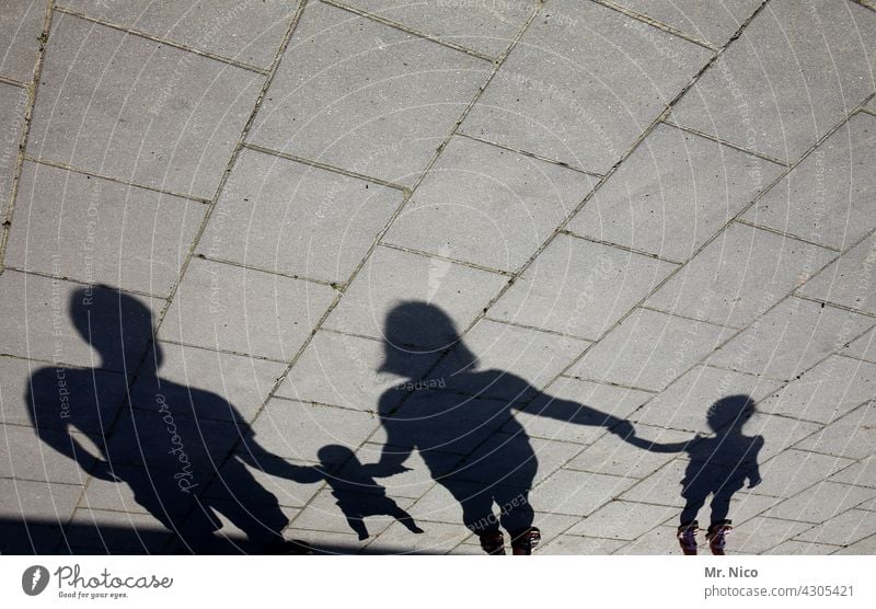 Familienglück Familie & Verwandtschaft Schatten zusammengehörig Vertrauen Schattenspiel Zusammensein Familienausflug Zusammenhalt Menschengruppe Glück Vater