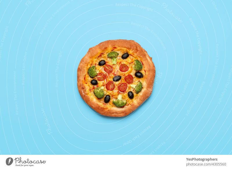 Vegane Pizza isoliert auf blauem Tisch. Hausgemachte Gemüse-Pizza, Ansicht von oben Italienisch alternativ Hintergrund backen Brokkoli Cashew-Käse Farbe