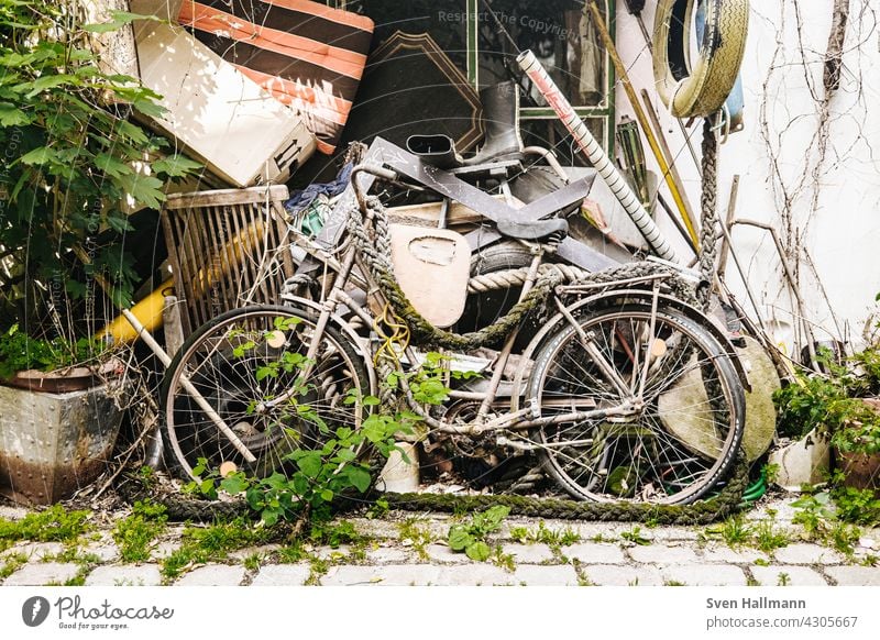 altes Fahrrad steht vor einem Müllberg mülleimer tonne wand überdachung überseestadt Müllbehälter Müllentsorgung wegwerfen Umwelt Mülleimer Mülltonne Abfall