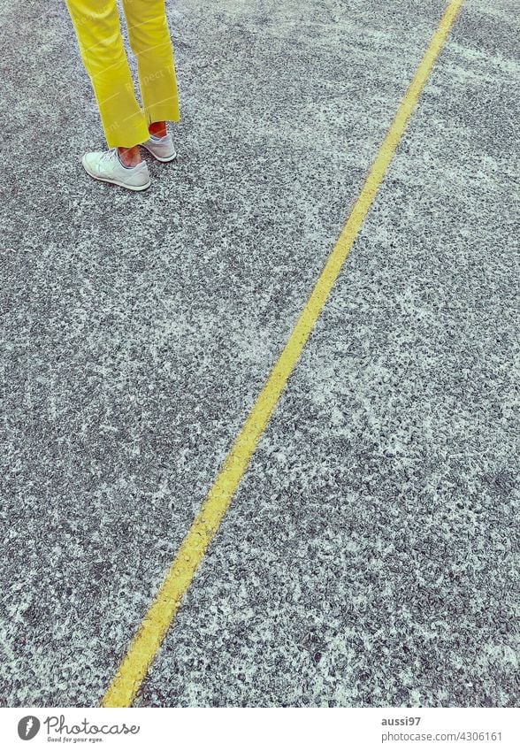 Yello gelb Linie getrennt Hose farbig Beine Schuhe Fuß Farbfoto Bodenbelag Mensch Bekleidung warten Mode stehen feminin isoliert allein frustriert